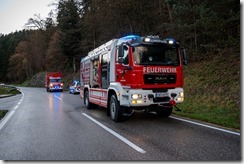 Aufräumarbeiten nach Verkehrsunfall - Transporter umgestürzt