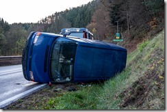 Aufräumarbeiten nach Verkehrsunfall - Transporter umgestürzt