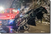 Auto stürzte in Aist - Einsatzkräften leisteten übermenschliches um Lenker zur retten